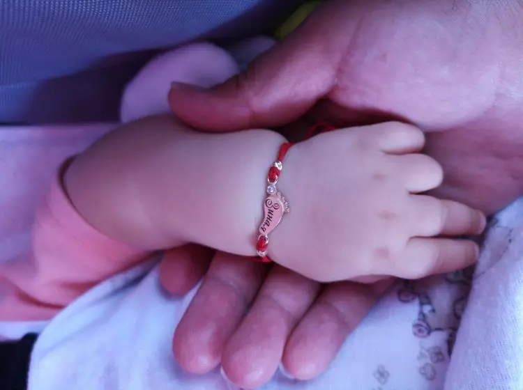 Стотици решиха да подарят гривна с червен конец и 14 карата златно краче на любим човек