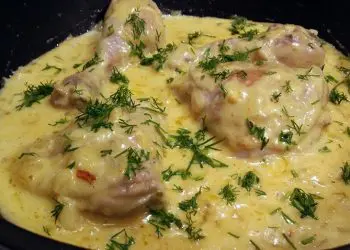 Най-вкусното пиленце на тиган, а соса му за топене е..ммм леко казано Божествен!