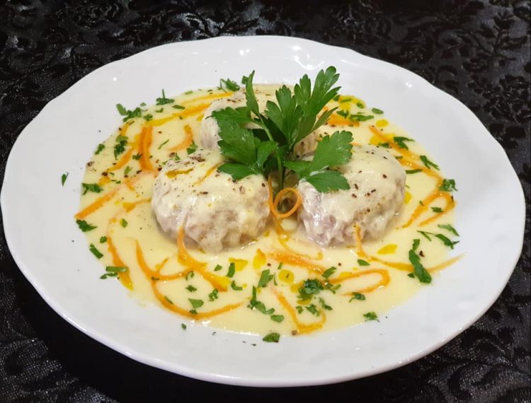 Изключително вкусни кюфтенца със сос фрикасе, които трудно ще забравите