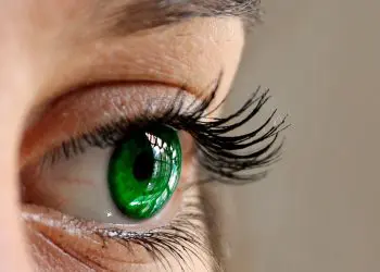 Има ползи, но има и сериозни вреди от удължаването на миглите. Ето няколко