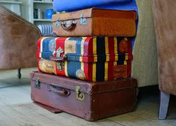 Ще пътувате за празниците? Ето как да подредите куфара, за да съберете всичко необходимо