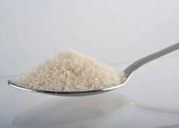 Премахнете мазните петна за нула време (8 НАЧИНА)