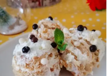 Великолепна бисквитена торта с крем от сметана, която трудно ще забравите