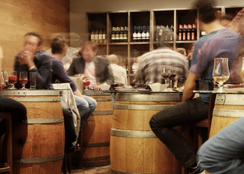 Вижте как се държат различните знаци от зодиака в бара. Лесно ще разберете дали сте един от тях