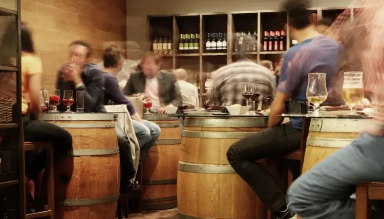 Вижте как се държат различните знаци от зодиака в бара. Лесно ще разберете дали сте един от тях