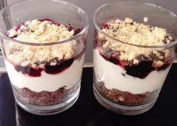 Направете си лесно един вкусен бърз домашен чийзкейк в чашка