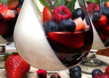 Ефектен десерт с пресни плодове, с който ще спечелите всички съседи на ваша страна