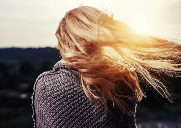 Враг на красотата №1: Вижте алкохолът влияе върху косата ви