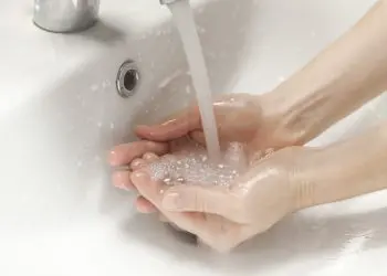 Дезинфектант или сапун? Кое да ползваме и каква е разликата!