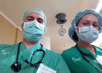 Запознайте се с Ая и Сезко, млади лекари, които доброволно влязоха в Пирогов да лекуват от коронавирус!