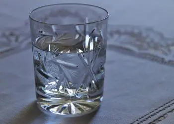 Странно е, но не трябва да оставяте вода близо до леглото – 5 причини защо!