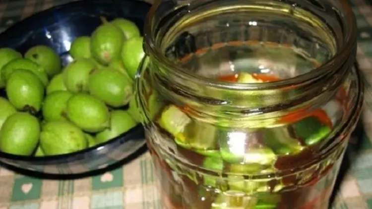 Отвара от мед и зелени орехи бори бронхит и всякакви други проблеми с белите дробове