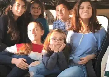 Момиче на 17 отглежда само 5-те си братя и сестри след смъртта на майка им