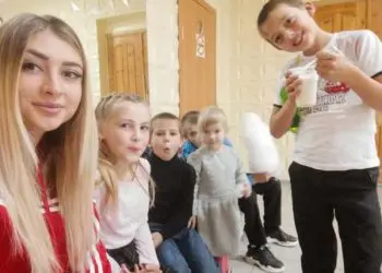 Запознайте се с Кристина на 20, тя изостави ученето, за да се грижи за седемте си братя и сестри