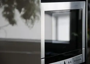 7 неща, които в никакъв случай не трябва да претопляте в микровълновата