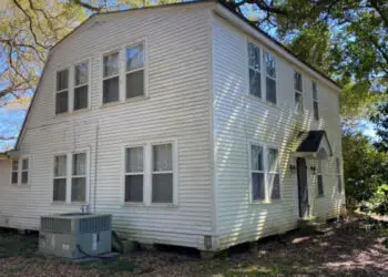 Тази огромна къща се дава безплатно, но никой не я иска.. Странно, нали?