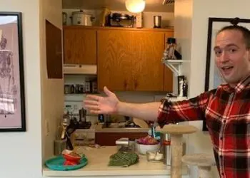 Мъж на 36 стана гадже с дух, страхува се, че тя му изневерява