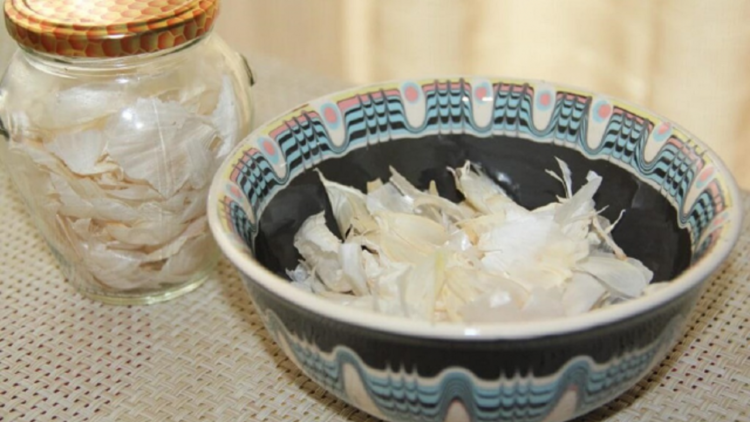 Нормализиране нивото на холестерола с люспи от чесън.. Помага и при настинка!