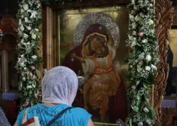 Чудотворна Икона на Пресвета Богородица заплака в Гърция (ВИДЕО)