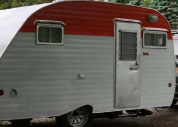 Това, което момче и момиче направиха от стара и счупена каравана е уникален мобилен и уютен дом! (СНИМКИ)