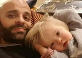 Самотен баща осиновил момиче със синдром на Даун, отхвърлено от 20 други семейства