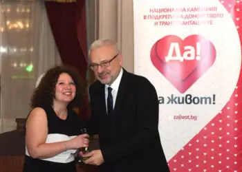 Лекарка от Бургас се прослави, спаси агонизиращ пътник по време на полет на 12 000 метра височина