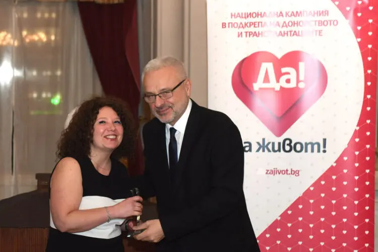 Лекарка от Бургас се прослави, спаси агонизиращ пътник по време на полет на 12 000 метра височина