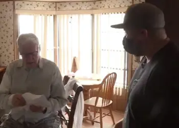 98-годишен мъж достави пица на семейство, това което те направиха за него промени изцяло живота му (ВИДЕО)