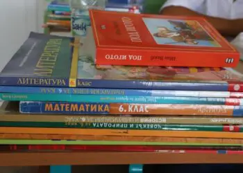 Горко им на децата! Учебник гласи „Връх Шипка е на върха на планината“ и още…