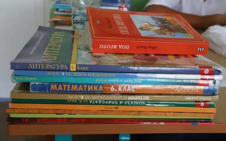Горко им на децата! Учебник гласи „Връх Шипка е на върха на планината“ и още…