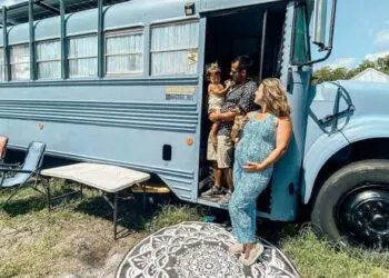 Тази двойка заживя в училищен автобус със своите две деца и домашен любимец, невероятно!