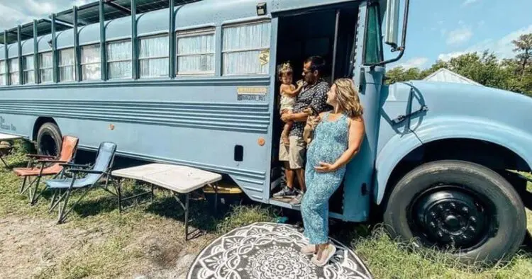 Тази двойка заживя в училищен автобус със своите две деца и домашен любимец, невероятно!