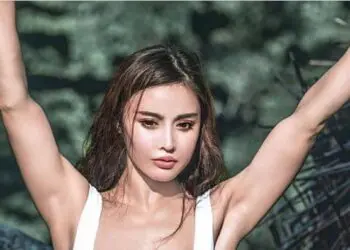 Тя има ангелско излъчване, но почакай да видиш какво тяло има!