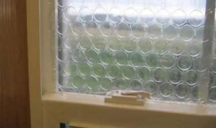 Как да изолираме дома си за зимата с балончета за опаковане (ВИДЕО)