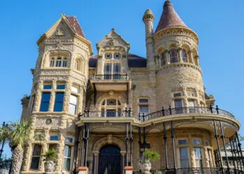 Във фамилия се родиха три двойки близнаци след като семейството се нанася в странна къща