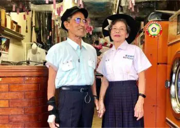 Възрастна двойка прави епични фотосесии със забравени дрехи от тяхната обществена пералня