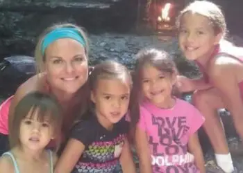 Тази жена осинови четирите деца на своята споминала се приятелка.. Историята е невероятна!