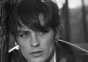 Внучката на Ален Делон хит в социалните мрежи! Точно копие на дядо си на младини! (СНИМКИ)