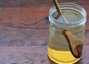 Да си направим полезната медена вода, която помага изключително на чревната микрофлора