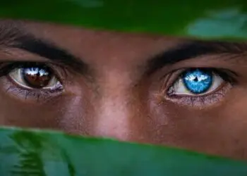 Уникално! Племе с необичайна генетика, която кара очите им да станат сини!