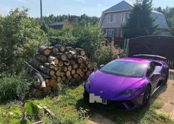 Битка на контрастите  – луксозни автомобили на фона на не толкова луксозни домове