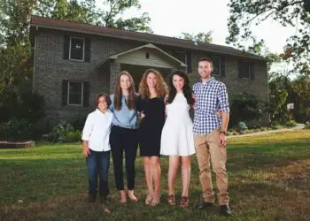 Майка вдъхнови хиляди хора! Сама вдигна къща за себе си и четирите си деца! (СНИМКИ)