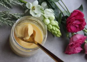 Каква е разликата между обикновеното масло и гхи, как се прави и защо второто е уникален продукт