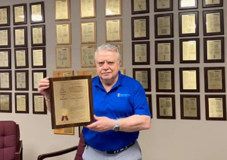 Познавате ли този човек? Всъщност е българин и е един от най-важните хора в САЩ!