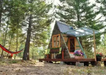 Рускиня срази Интернет, показа как се прави много евтина и прекрасна малка къщичка (СНИМКИ)