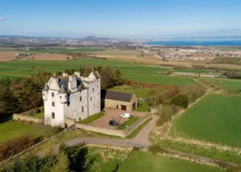 Пуснаха в продажба исторически замък, пригоден за уютен дом и дори има собствено подземие (СНИМКИ)