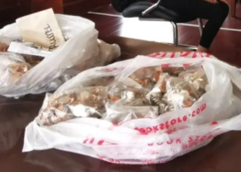 Спряха разрешението за бизнес на фирма, платила заплата на работник в монети