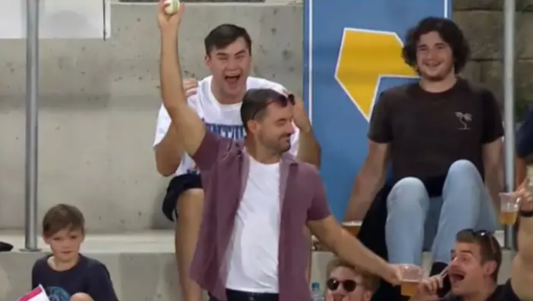 Мъж хваща летяща към него топка за крикет с 1 ръка, без да разлее бирата си