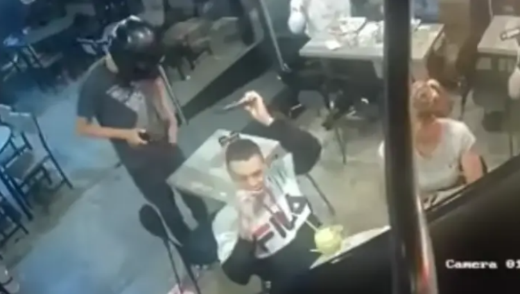 По време на въоражен грабеж, той продължава да яде спокойно от храната, която е поръчал