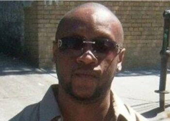 Мъжът е уволнен, но продължава да ходи на работа и така му плащат още 4 години